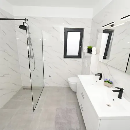 Dasi S Grijanim Bazenom * Posedarje