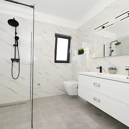 Dasi S Grijanim Bazenom *