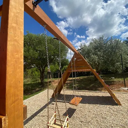 Βίλα Dasi S Grijanim Bazenom