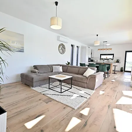 Dasi S Grijanim Bazenom Villa