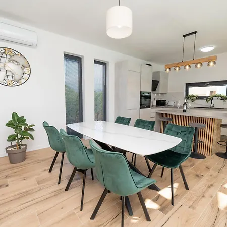 Dasi S Grijanim Bazenom Posedarje