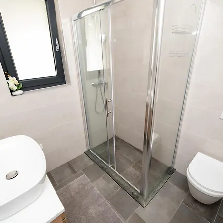 Dasi S Grijanim Bazenom