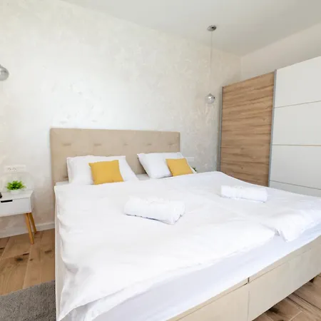 Dasi S Grijanim Bazenom Posedarje