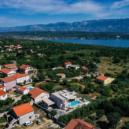 Villa Dasi S Grijanim Bazenom *