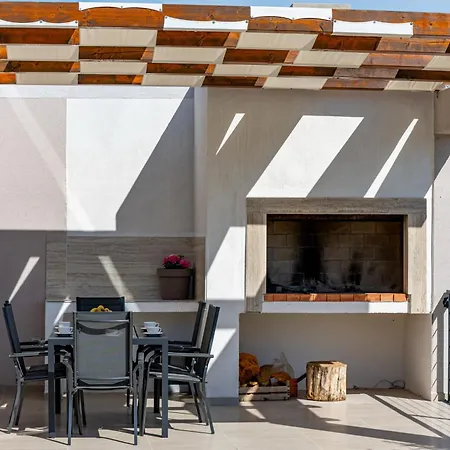 Dasi S Grijanim Bazenom * Posedarje