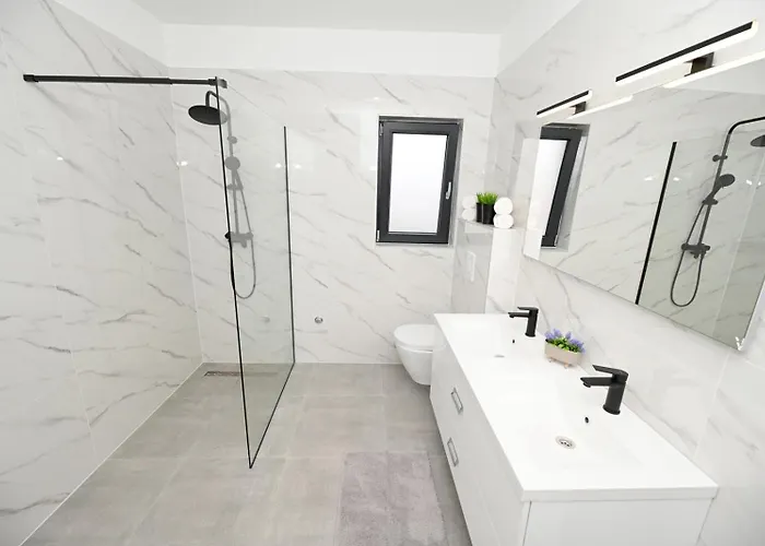 Dasi S Grijanim Bazenom * Posedarje