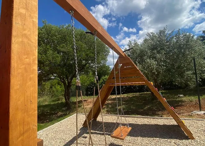 Villa Dasi S Grijanim Bazenom