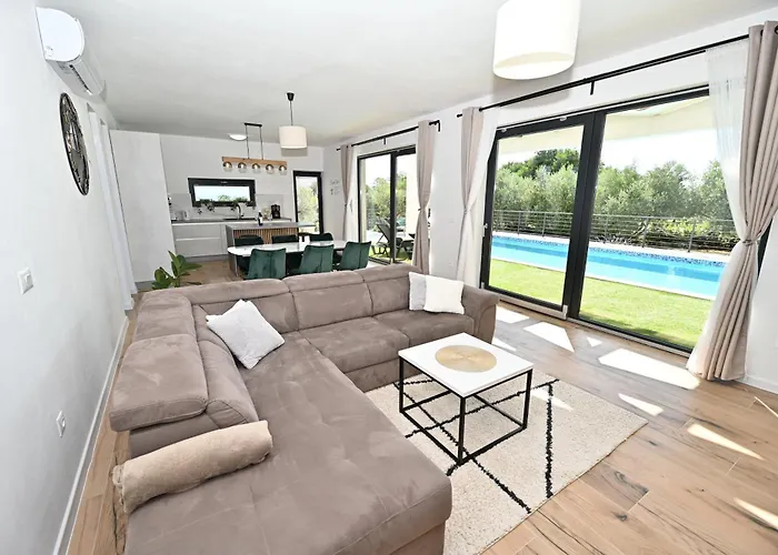 Dasi S Grijanim Bazenom * Posedarje