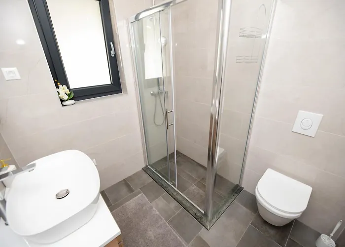 Dasi S Grijanim Bazenom