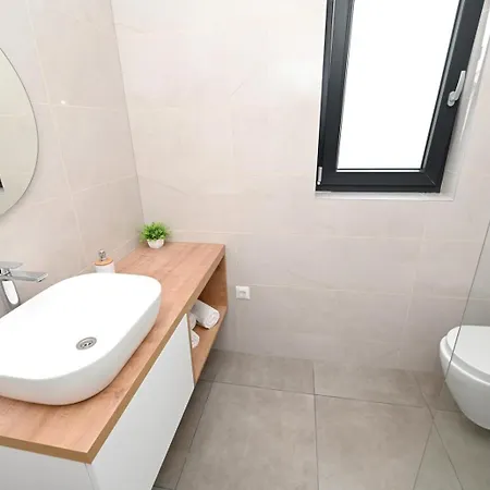 Villa Dasi S Grijanim Bazenom *