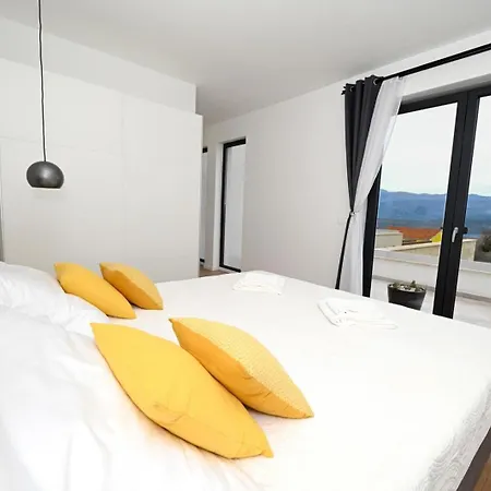 Dasi S Grijanim Bazenom *