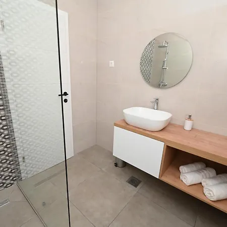 Villa Dasi S Grijanim Bazenom *