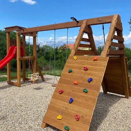 Dasi S Grijanim Bazenom Villa *