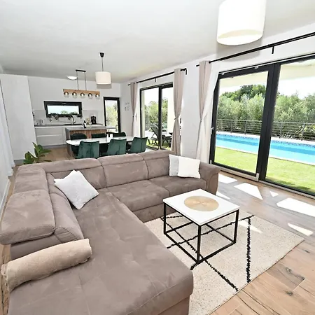 Dasi S Grijanim Bazenom * Posedarje