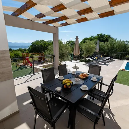 Villa Dasi S Grijanim Bazenom *