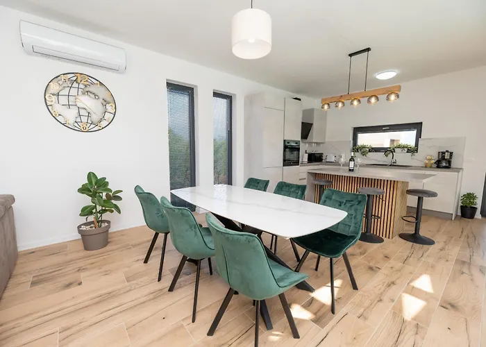 Dasi S Grijanim Bazenom Posedarje