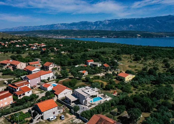 Villa Dasi S Grijanim Bazenom *