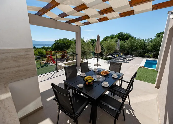 Villa Dasi S Grijanim Bazenom *