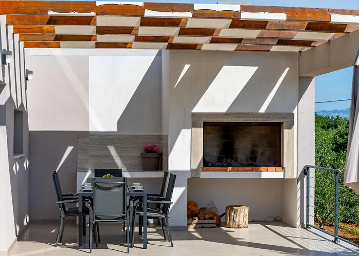 Dasi S Grijanim Bazenom * Posedarje