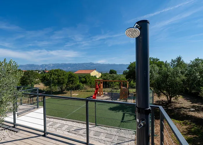 Dasi S Grijanim Bazenom * Posedarje